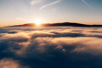 Über den Wolken mit Sonnenuntergang. Ausblick auf den Brocken über Wernigerode
