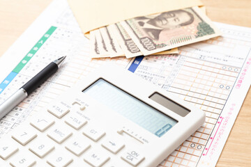 机に置かれた確定申告書類と電卓