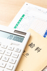 机に置かれた確定申告書類と電卓