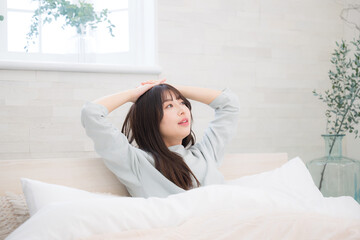 寝起きで今日は何しようかな～とか考える女性