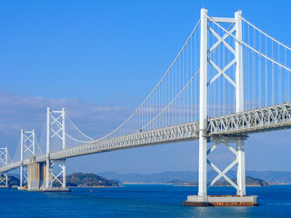 青空の下の瀬戸大橋　香川県の瀬戸大橋記念公園	