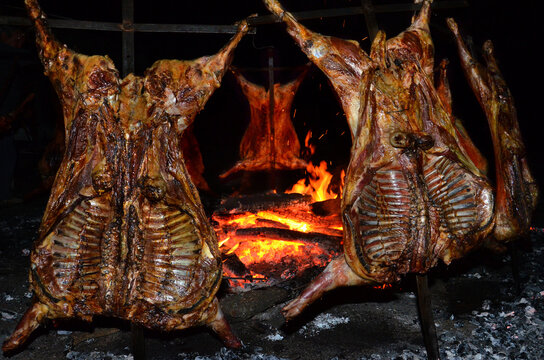 Varios corderos al asador en gran fogata