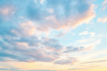 Obraz premium Serene sunrise sky with pastel clouds and soft light