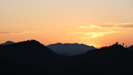 Obraz premium Sunset at Pha Chom Nang viewpoint in Nong Khiaw or or new Ngoi town Laos.