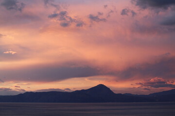 Naklejka premium sunset over the mountains