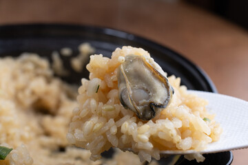 牡蠣の炊き込みご飯のクローズアップ