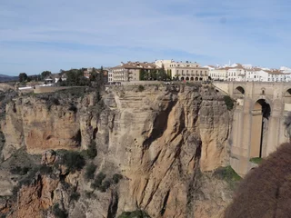 Blick auf die historische Puente Nuevo Centro de Interpretación in Ronda Spanien