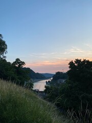 Abendstimmung mit Blick auf die Donau umgeben von Natur