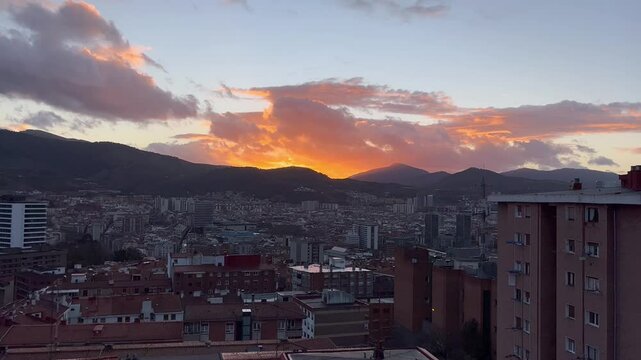 Vista de la ciudad de Bilbao al atardecer, Pa&iacute;s Vasco, Espa&ntilde;a. alta calidad
