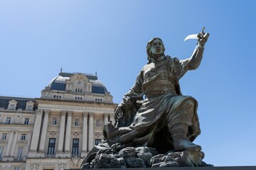 Obraz premium Statue at Centro Cultural Kirchner, Buenos Aires.