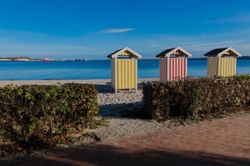 Badehäuschen an der Küste von Eckernförde