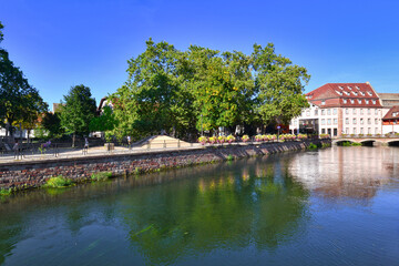 Obraz premium Strasbourg, France - September 2023: River 'III' in historical city center 'Petite France'