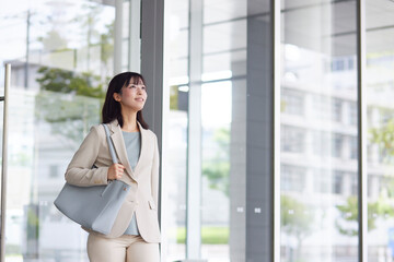 オフィスから出発する日本人ビジネスウーマン