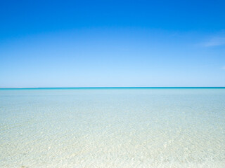 Obraz premium crystal clear sea and sky at the beach