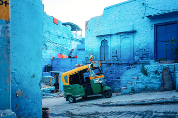 Traditionelle indische Rikscha steht in den Gassen der blauen Stadt vor einem Geb&auml;ude in Jodhpur Indien