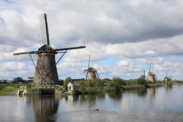 Obraz premium オランダ・キンデルダイクの風車群