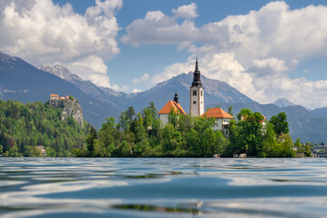 Wallfahrtskirche Mariä Himmelfahrt im Bleder See Slowenien