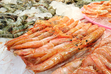 市場で売られているエビ