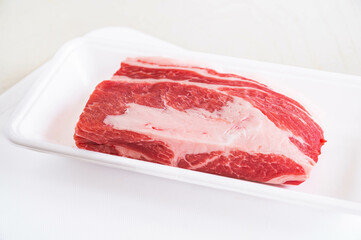 パックに入った豚肩ロース肉