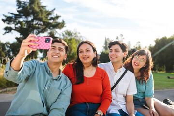 Obraz premium Happy students taking a selfie in the park