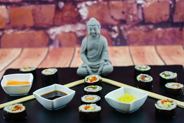 Verschiedene Varianten von Japanischen Sushi Rollen