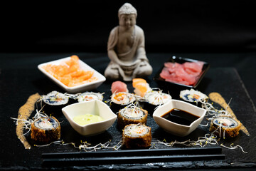 Verschiedene Varianten von Japanischen Sushi Rollen
