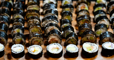 Verschiedene Varianten von Japanischen Sushi Rollen