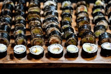 Verschiedene Varianten von Japanischen Sushi Rollen
