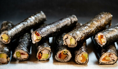 Verschiedene Varianten von Japanischen Sushi Rollen