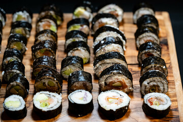 Verschiedene Varianten von Japanischen Sushi Rollen