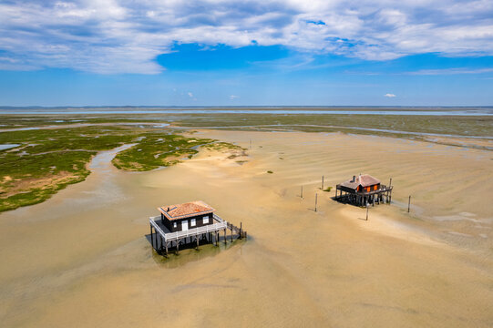 Vue en drone des cabanes tchanqu&eacute;es &agrave; mar&eacute;e basse sur l'&icirc;le aux oiseaux
