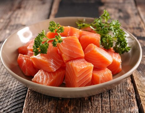 d&egrave;s de saumon dans une assiette pour recette saine en ia