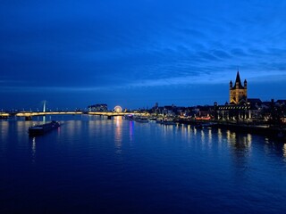 Fototapeta premium Blick auf den nächtlichen Rhein und die Stadt Köln