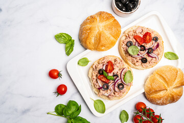 Open sandwiches with canned tuna
