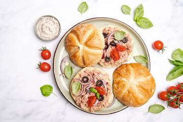 Open sandwiches with canned tuna
