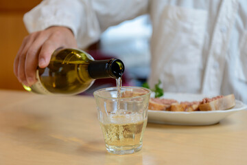 グラスにワインを注ぐ、飲食店、家飲み