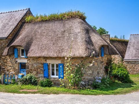 Breton Stone Cottage with Thatched Roof in Kercanic, France