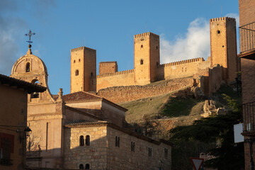 Molina de Aragon, castillo e iglesia de san felipe en el casco antiguo, Guadalajara, España.