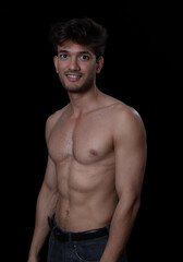 Fototapeta premium Junger muskulöser Mann aus Indien mit freiem Oberkörper