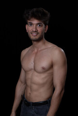 Fototapeta premium Junger muskulöser Mann aus Indien mit freiem Oberkörper