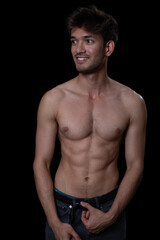 Fototapeta premium Junger muskulöser Mann aus Indien mit freiem Oberkörper