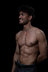 Fototapeta premium Junger muskulöser Mann aus Indien mit freiem Oberkörper