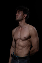 Fototapeta premium Junger muskulöser Mann aus Indien mit freiem Oberkörper