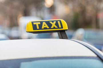 Ein Taxischild auf einem Taxi in Nahaufnahme
