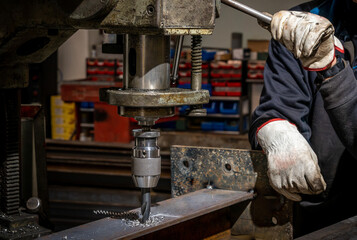 Steel and industrial iron welding technicians, factory, industrial building professionals, drilling iron and other metals.