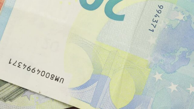 gros plan sur des billets de banque de l'union europ&eacute;enne