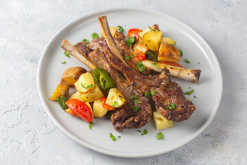 Grilled lamb chops in the oven with sautéed vegetables such as potatoes and peppers © Esin Deniz