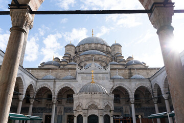 Fototapeta premium Courtyard (Sahn) of the Yeni Cami, New Mosque, in Istanbul