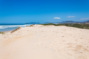 mar e dunas da praia da Joaquina Florian&oacute;polis SC Brasil