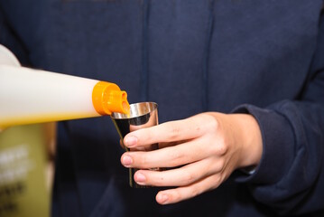 Barkeeper mit einem Messbecher bei der Arbeit - Nahaufnahme